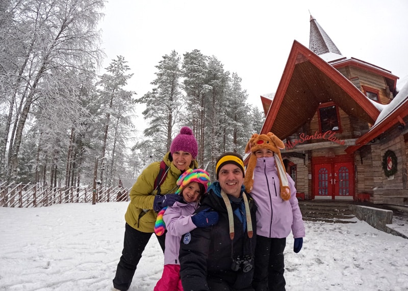 Familia blogueraviajera en santa village laponia
