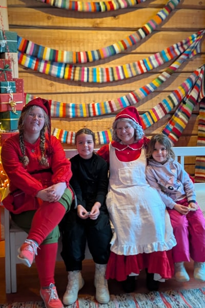 Santa Claus village laponia con niños