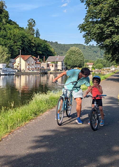 paseo con las bicis por la tarde a lado un canal en Alsacia Francia