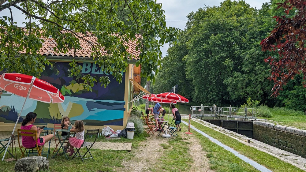 Cafe a lado el canal en Aquitania, Francia