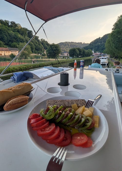 Comida en la terraza del barco fluvial
