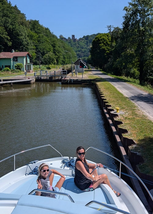 Esperando señales para entrar esclusa en Alsacia