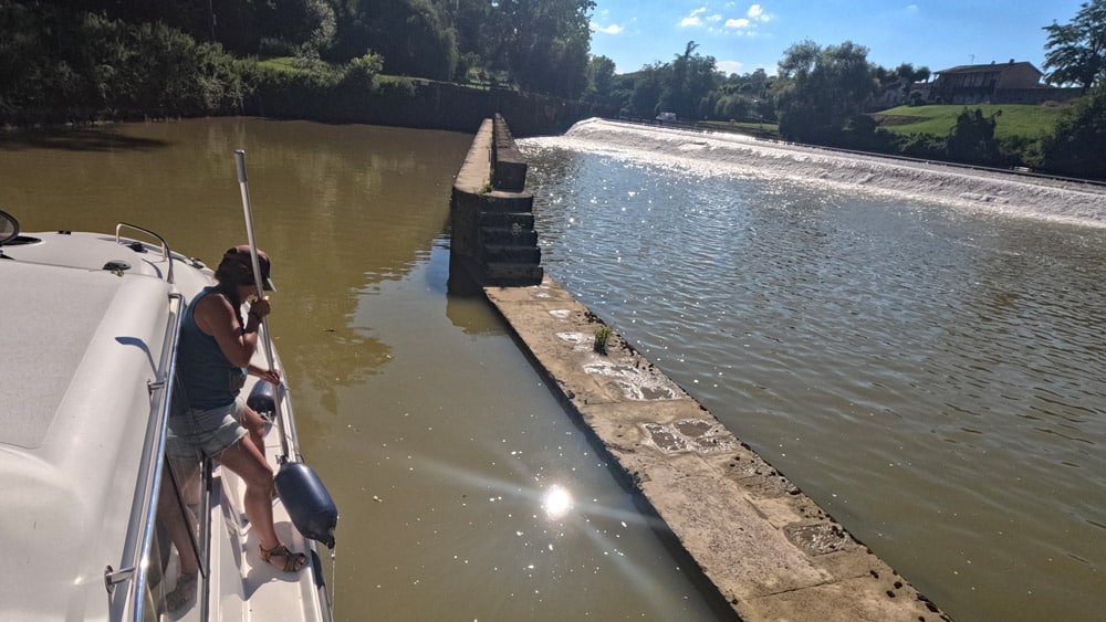 Subiendo los defensores del barco antes de pasar una esclusa