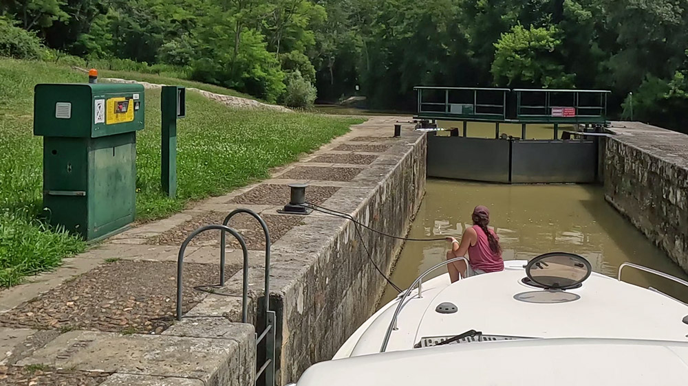 Mando del control en la esclusa en el rio Baise