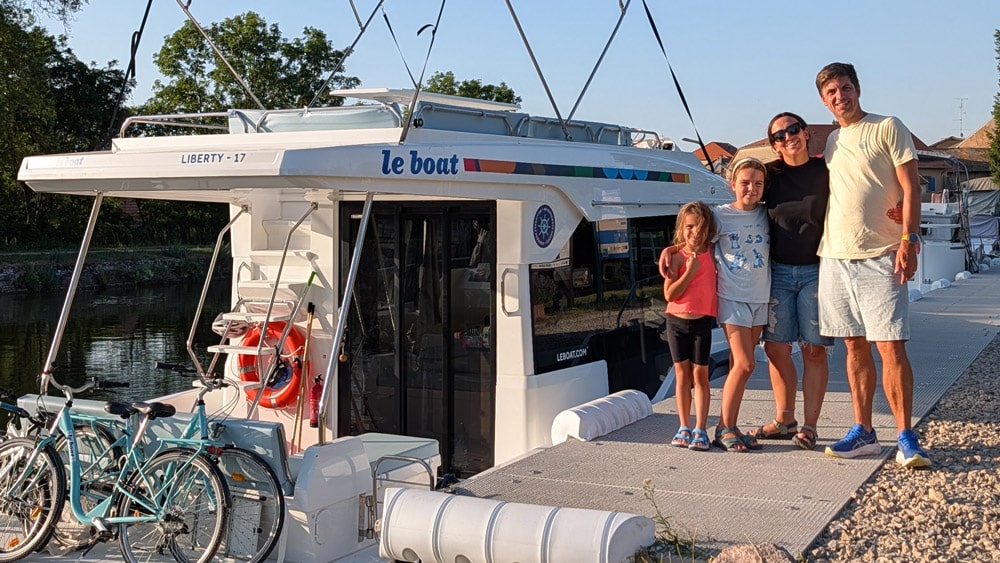 Familia blogueraviajera en frente su barco fluvial