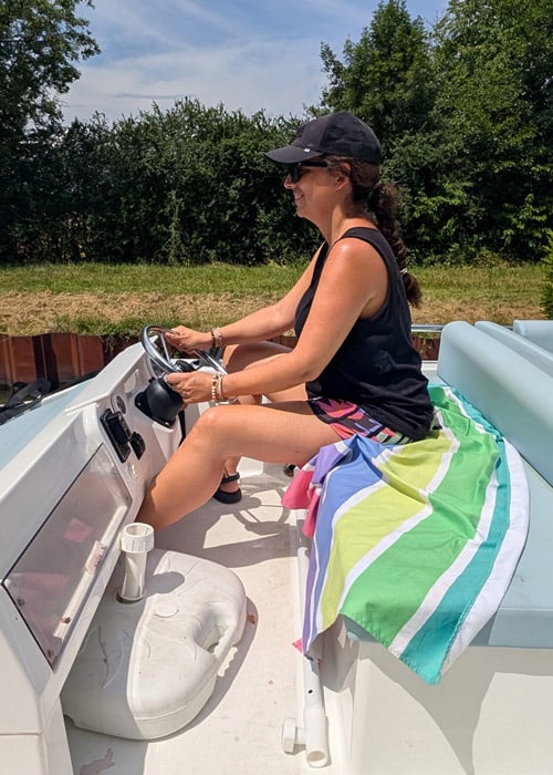 Lucía llevando el barco fluvial en Alsacia
