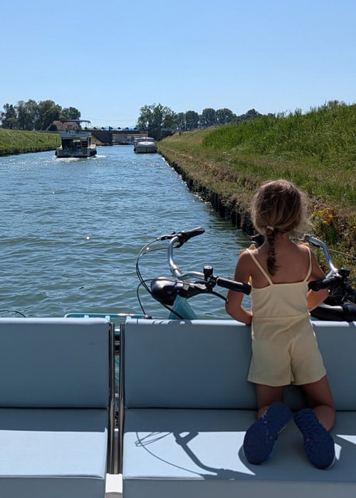 Zoe mirando los barcos pasar