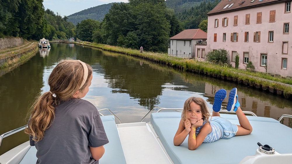 Las niñas en crucero fluvial en Alsacia