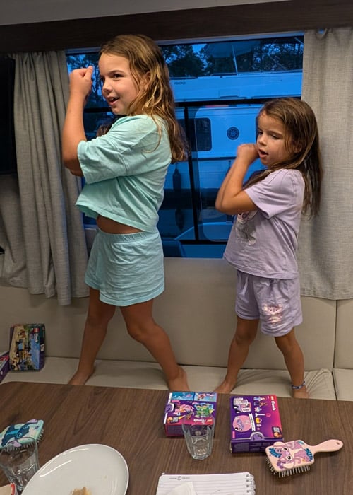 Las niñas bailando por la noche en el barco