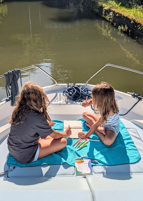 Las niñas jugando en el barco fluvial durante la ruta en Alsacia Francia