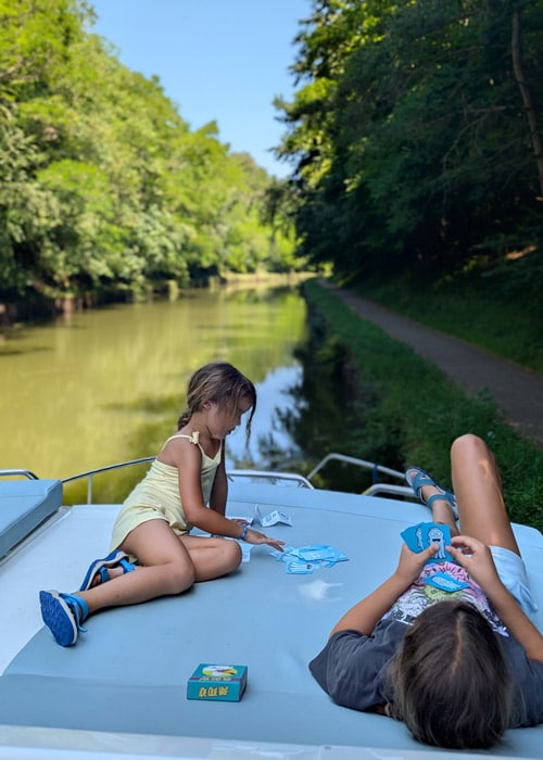 ninas relaxing con juegos en la cubierta del barco blogueraviajera