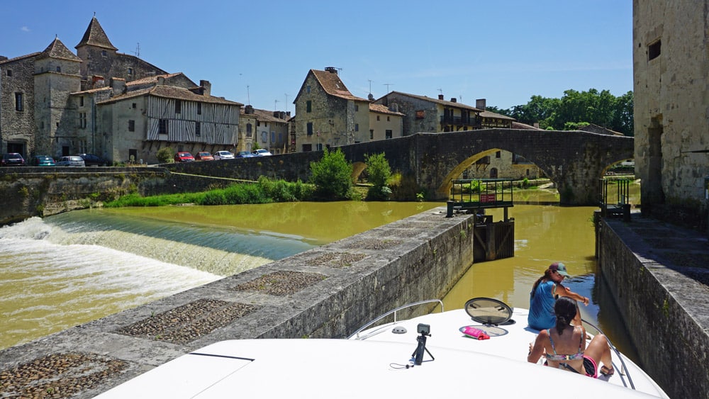 Navigando la esclusa de Nerac en Aquitania, France