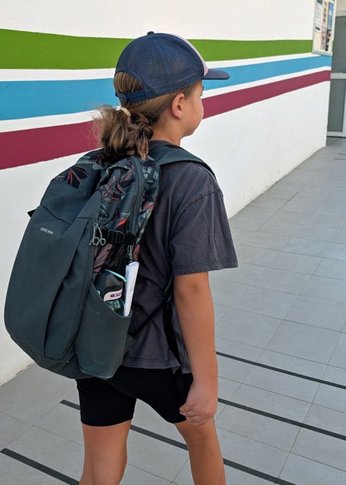 Niña llegando el campamento de Vals Sport en Churriana