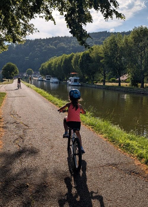 zoe montando en bici