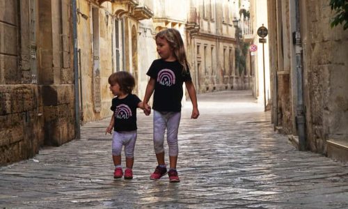 Las niñas en Lecce La Puglia.