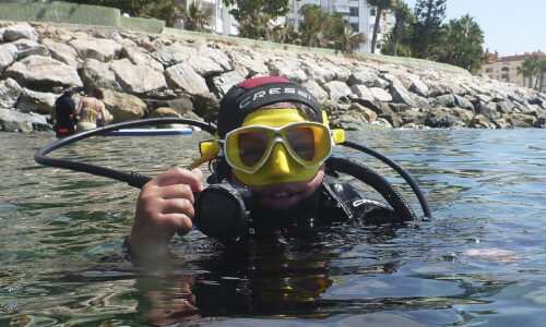 Niña contentar despues su bautizo de submarinismo en familia