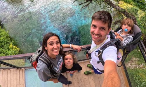 Familia Blogueraviajera en el Blue Eye en Saranda Albania
