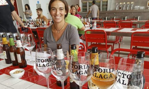 Lucía disfrutando de la cata de cervezas Victoria