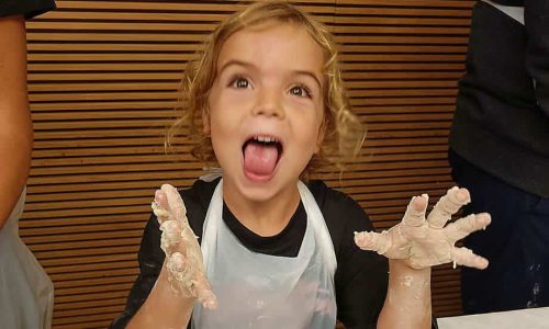 Mini Blogueraviajera haciendo su masa de Pizza Napolitana