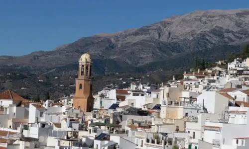 Vista panorámica de Cómpeta, pueblo blanco de la Axarquía malagueña con la iglesia de Nuestra Señora de la Asunción – Bloguera Viajera