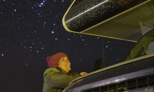 lucia mirando las estrellas en monument valley usa
