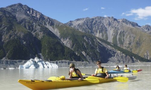 Blogueraviajera y Mike montados en un kayak en el lago glaciar, en una de las actividades de aventura en Nueza Zelanda.
