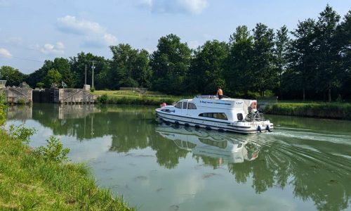 Barco fluvial en francia