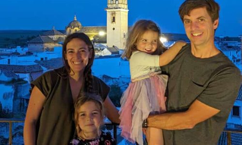 Écija en familia blogueraviajera con la familia en un de los torres famosos de Ecija