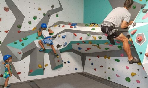 Escalada en familia en Block Space Málaga