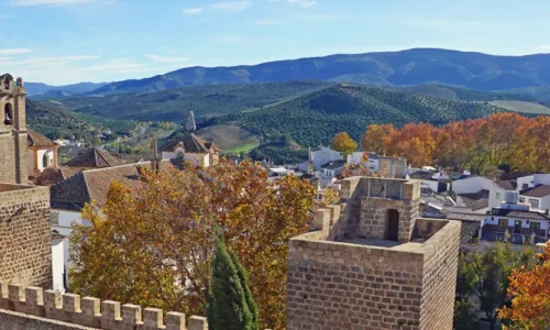 Panorámica de Priego de Córdoba con el castillo medieval y vistas a la Sierra Subbética – Bloguera Viajera