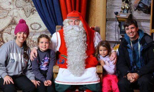 Familia blogueraviajera con papa noel en Laponia