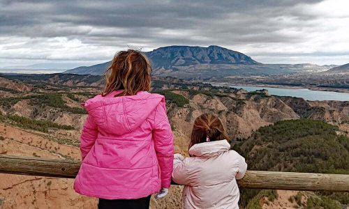 Las niñas en el mirador de Negratín