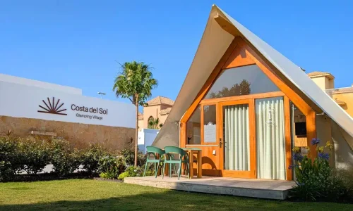 Entrada principal del Glamping Village Costa del Sol con diseño acogedor y moderno.