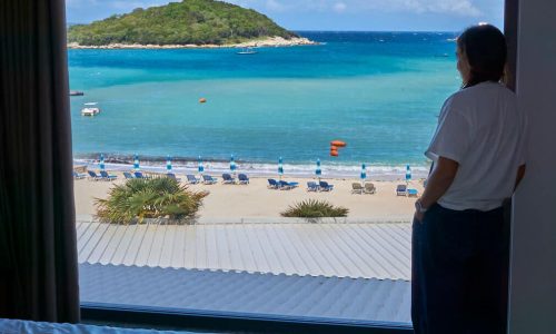 Lucía mirando la playa desde la habitación de King Hotel Ksamil