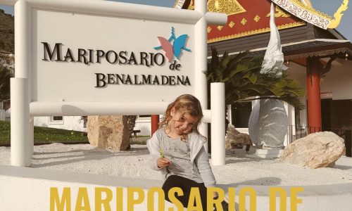 Niña enfrente el mariposario de benalmadena