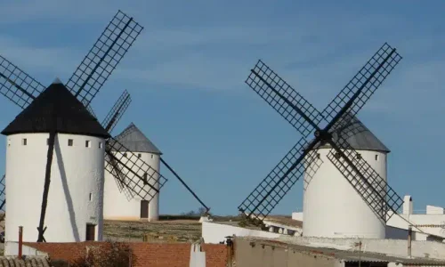 Molinos de viento de Campo de Criptana en La Mancha, símbolo de la ruta de Don Quijote – Bloguera Viajera