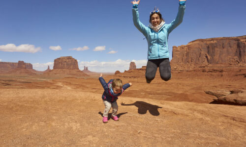 Las niñas saltando en Monument valley