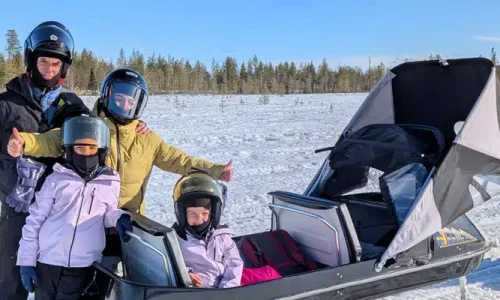 Motos de nieve con niños en Laponia, Finlandia