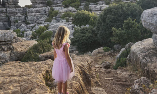 niña mirando las formaciones geológicas en el torcal