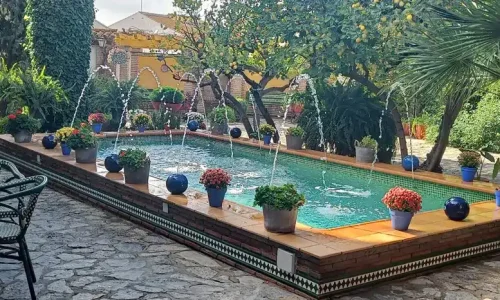 Patio andaluz con fuente y macetas floridas en Rute, Córdoba – Bloguera Viajera