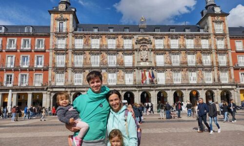 Familia blogueraviajera en Plaza Mayor Madrid