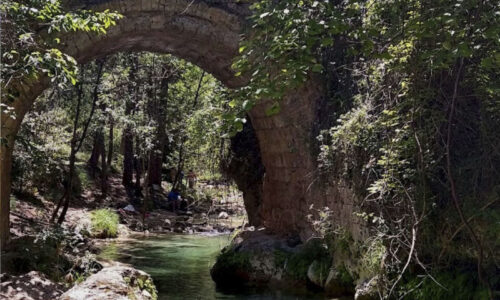 padre y hija en un rio en Andalucía