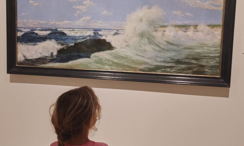 África mirando una pintura del Museo Thyssen de Málaga