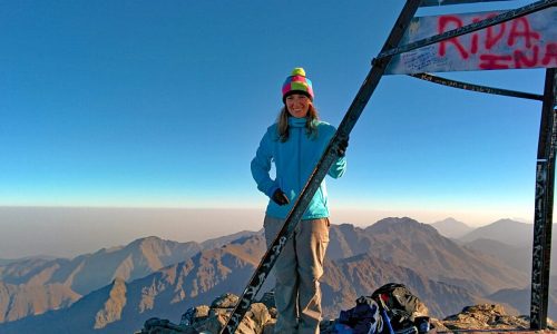 Lucía en la cima del Toubkal, Marruecos