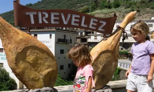 Niñas junto al cartel de Trevélez, uno de los pueblos más altos de España, en plena Alpujarra granadina — Bloguera Viajera